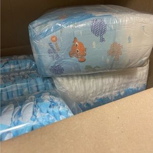 Huggies little swimmers size 4